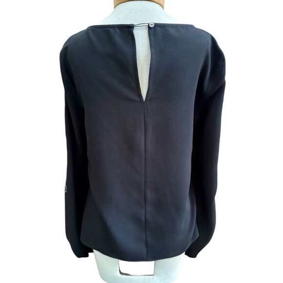 A charming floral design in textured embroidered bell sleeve's XS. - Picture 4 of 7